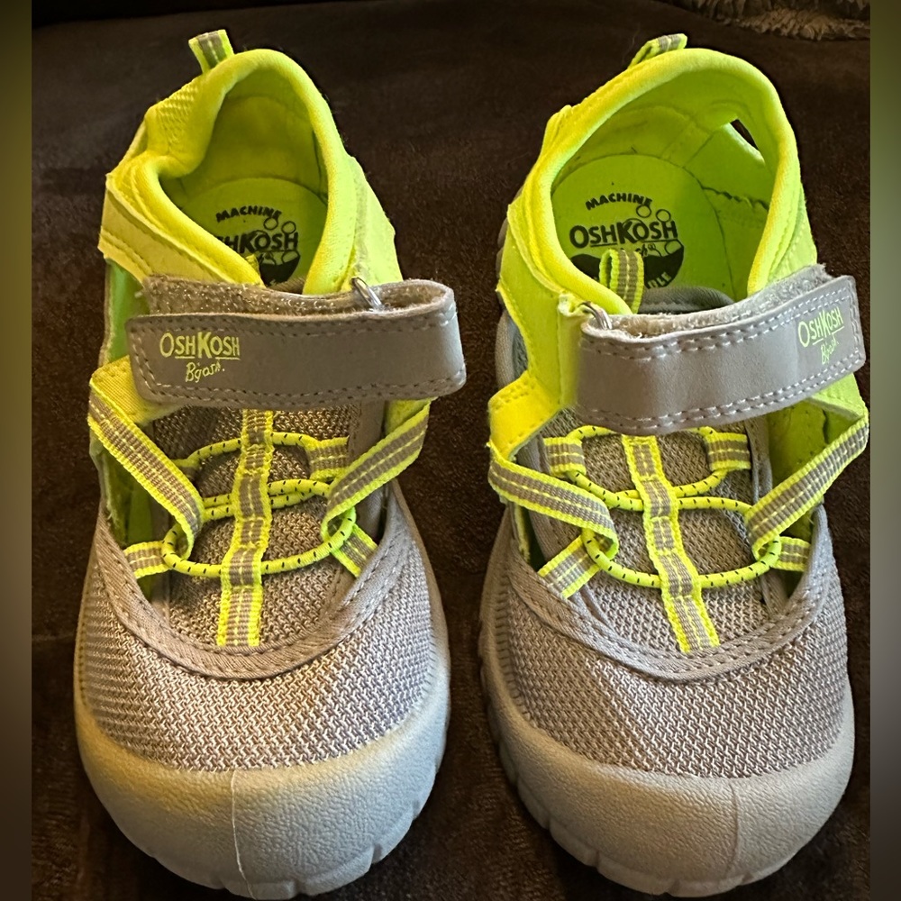 OshKosh Sandals - toddler size 9. BRAND NEW - never worn.